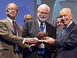 Во вторник, 15 октября, Шимон Перес вручил награду победителям конференции по мозговым технологиям, проходившей в Израиле