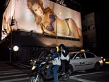 Реклама с Бар Рафаэли на улице Тель-Авива