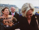 Активистка FEMEN и Марин Ле Пен. Фужер, 26 октября 2013 года