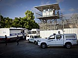 "Амнистированных" заключенных свозят в тюрьму "Офер"