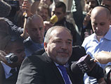 Авигдор Либерман возле здания суда. Иерусалим, 6 ноября 2013 года