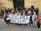 Акция протеста около входа на кладбище Общества Святого Пия X в городе Альбано-Лациале. Надпись на плакате: "Прибке - палач". 15 октября 2013 года