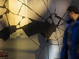 Берлинские магазины поместили на витринах изображение разбитого стекла в память о погромах "Хрустальной ночи". Берлин, 09.11.2013