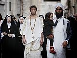 Актеры, занятые на съемках фильма "Три свадьбы и любовь с первого взгляда", и арабский мужчина с ребенком. Иерусалим, 15.11.2013