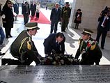 Франсуа Олланд возлагает венок к могиле Арафата. Рамалла, 18 ноября 2013 года