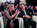Министр обороны Израиля Моше Яалон с министром обороны Нидерландов Жанин Хеннис-Плассхерт. Галифакс, 23.11.2013 