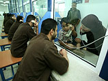 Тюрьма "Офер". Встреча палестинских заключенных с родственниками (архив)