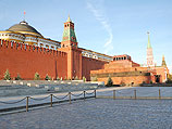 На Красной площади установлен "сундук" фирмы Louis Vuitton: Кремль требует его снести