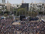Тысячи израильтян пришли на площадь Ицхака Рабина, чтобы проститься с Ариком Айнштейном. 27 ноября 2013 года