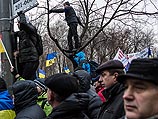 Народное вече" в Киеве: участники акции протеста снесли памятник Ленину