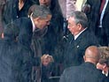На панихиде Нельсона Манделы президент США пожал руку кубинскому лидеру