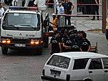 Пять членов руководства полиции Стамбула были отправлены в отставку через день после того, как их подчиненные задержали десятки человек по подозрению в коррупции
