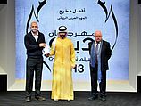 Шейх Мансур бин Мухаммад бин Рашид аль-Мактум вручает приз фестиваля Дубаи Хани Абу-Асаду за фильм "Омар"