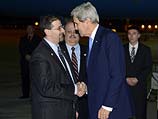 Посол США в Израиле Дан Шапиро встречает госсекретаря Джона Керри в Бен-Гурионе. 5 декабря 2013 года