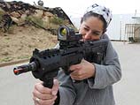 Жительница еврейского поселения упражняется в стрельбе из "Тавора"