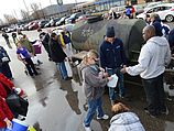 Люди набирают воду в Саут-Чарльстон, Западная Вирджиния. 10.01.2014