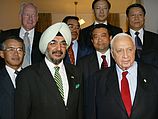 Ариэль Шарон и посол Индии в Израиле Раминдер Сингх Джассал (на переднем плане). 2004-й год 