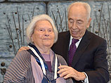 Президент Израиля Шимон Перес и лауреат премии Израиля за содействие прогрессу искусства и кино Лия Ван-Лир