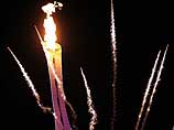 Олимпийский факел на стадион внесла Мария Шарапова. Олимпийское пламя зажгли Роднина и Третьяк