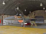 Израильский истребитель F-16 в ангаре на военной базе