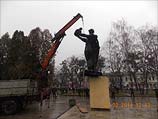 В минувшие выходные в городе Стрый Львовской области демонтировали памятник "Воину освободителю"
