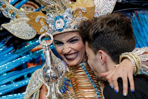 Королева карнавала Аманда Пердомо и дизайнер  Даниэль Пейдж