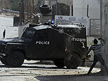 Беспорядки в Бир-Зейте, арабы бросают камни в солдат