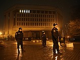 Милиция охраняет здание Верховного совета Крыма в Симферополе, 27 февраля 2014 г.