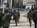 Вооруженные люди в форме без опознавательных знаков перед зданием парламента Крыма. Симферополь, 01.03.2014