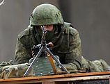 Солдат в униформе без опознвательных знаков возле парламента Крыма. Симферополь, 01.03.2014