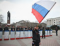 В Симферополе памятник Ленина защищают иконами и щитами