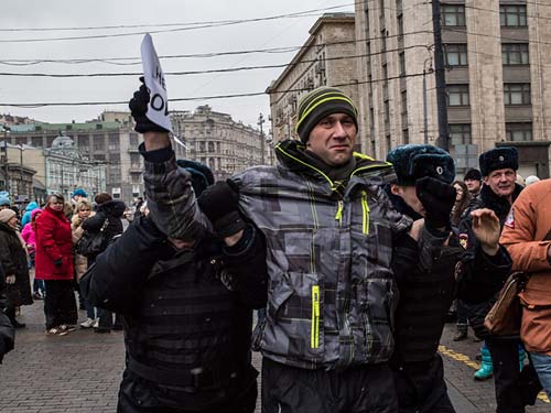 Задержание участника акции протеста против ввода российских войск в Крым. Москва. 2 марта 2014 года