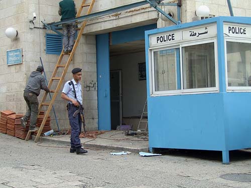 Ремонт полицейского участка рядом с проходом на площадь перед Храмом Рождества Христова в Вифлееме