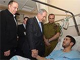 Биньямин Нетаниягу и Моше Яалон навестили раненых солдат в больнице РАМБАМ