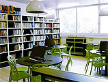 На фото: библиотека школы "Атид Разиэль" в Герцлии 