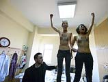 Активистки FEMEN на избирательном участке в Стамбуле. 30 марта 2014 года