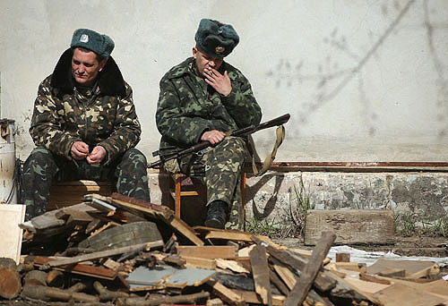 Украинские военные в поселке Любимовка, под Севастополем