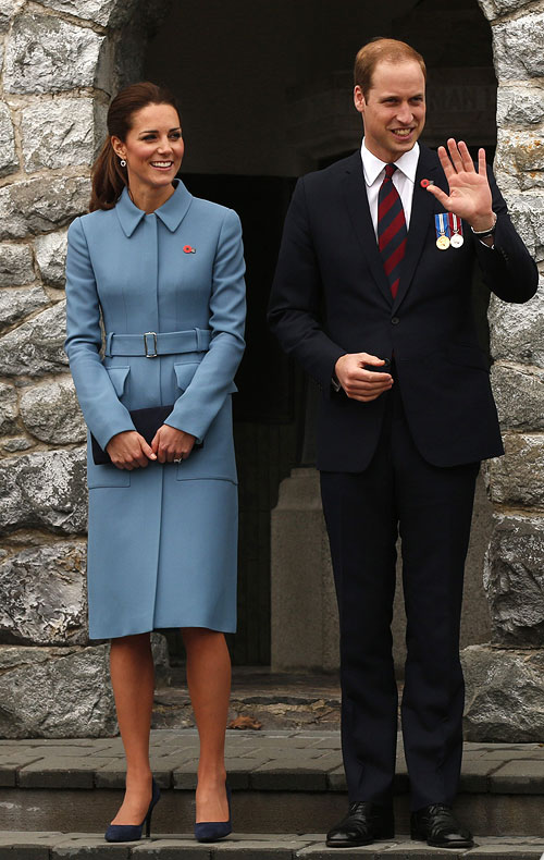 Принц Уильям и Кэтрин на военном мемориале на площади Симор 10 апреля 2014 г.