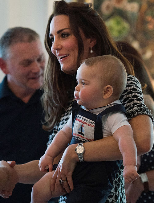 Кэтрин с сыном Джоржем на занятии для родителей в Доме Правительства 9 апреля 2014 г.