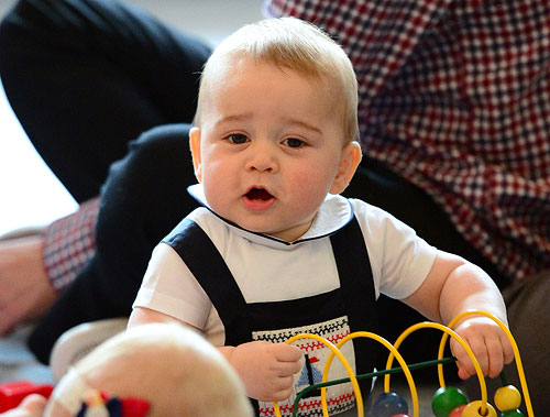Принц-Джордж Кембриджский на родительских группах в Доме Правительства 9 апреля 2014. 