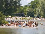 Нудисты на берегу реки Изар. Мюнхен