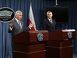 Министр обороны США Чак Хейгел выступает на совместной пресс-конференции с главой министерства обороны Польши Томашем Семоняком, 17 апреля 2014 г.