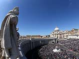 На площади Святого Петра во время выступления Папы Римского Франциска. Ватикан, 20 апреля 2014 года