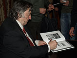 Александр Проханов подписывает свою книгу "ХАМАС - хвала героям". Москва, ноябрь 2008 года
