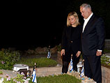 Биньямин и Сара Нетаниягу около могилы Йонатана Нетаниягу. 3 мая 2014 года
