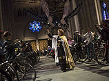 Преподобная Юлия Витворт на церемонии благословения байков в кафедральном соборе Святого Иоанна Богослова. 3 мая 2014 г.