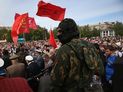 9 Мая в Славянске: красные знамена и черные маски