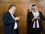 Бывший главный инженер иерусалимского муниципалитета Ури Шитрит и бывший вице-мэр Иерусалима Эли Симхайоф в Тель-авивском суде. 13 мая 2014 года