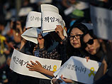 Зажжение свечей в память жертв  крушения парома 10 мая 2014 года в Сеуле, Южная Корея.