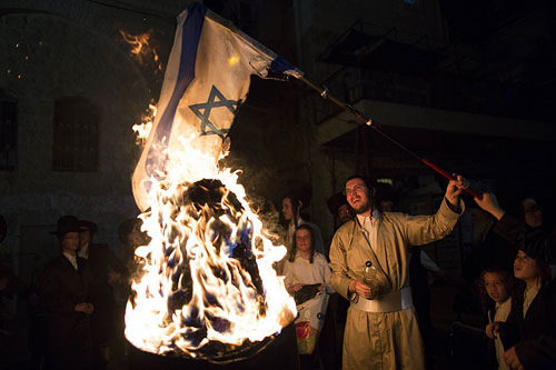 Активисты "Нетурей Карта" сжигают флаг Израиля в квартале Меа Шеарим